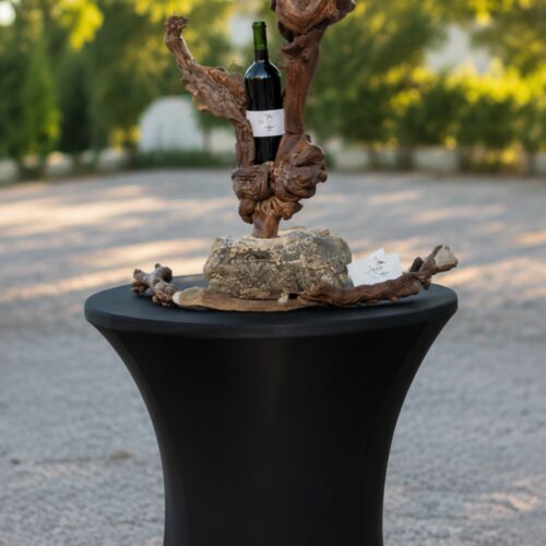 Présentoir de bouteille en cep de vigne sur pierre naturelle