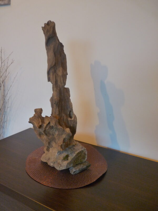 Bois sculpté sur pierre naturelle