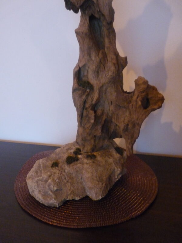 Bois sculpté sur pierre naturelle