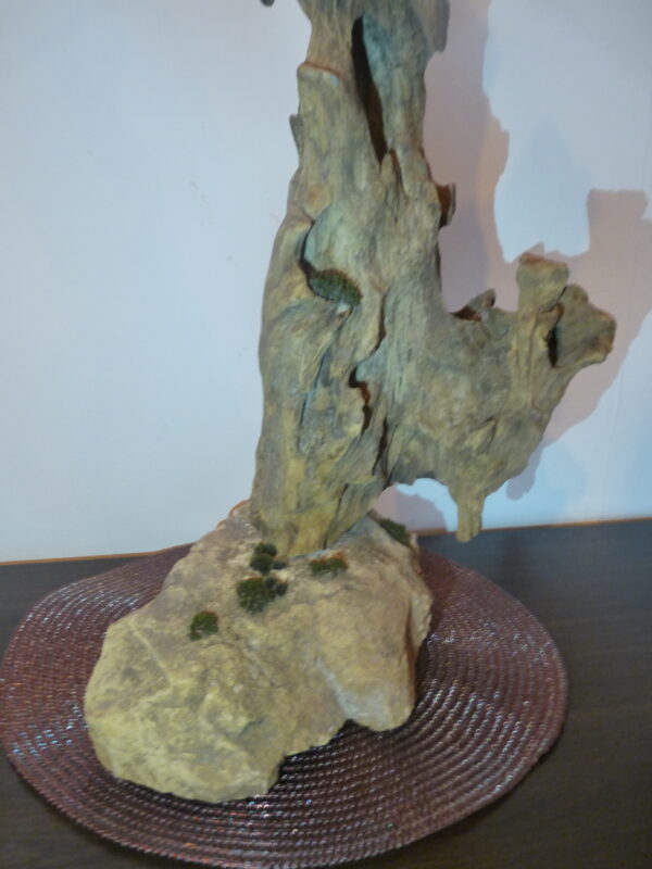 Bois sculpté sur pierre naturelle