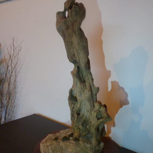 Bois sculpté sur pierre naturelle
