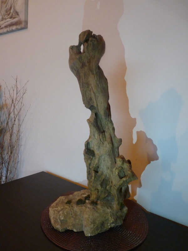 Bois sculpté sur pierre naturelle