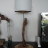 lampe en bois flotté avec abat jour recyclé (vendu sans ampoule)