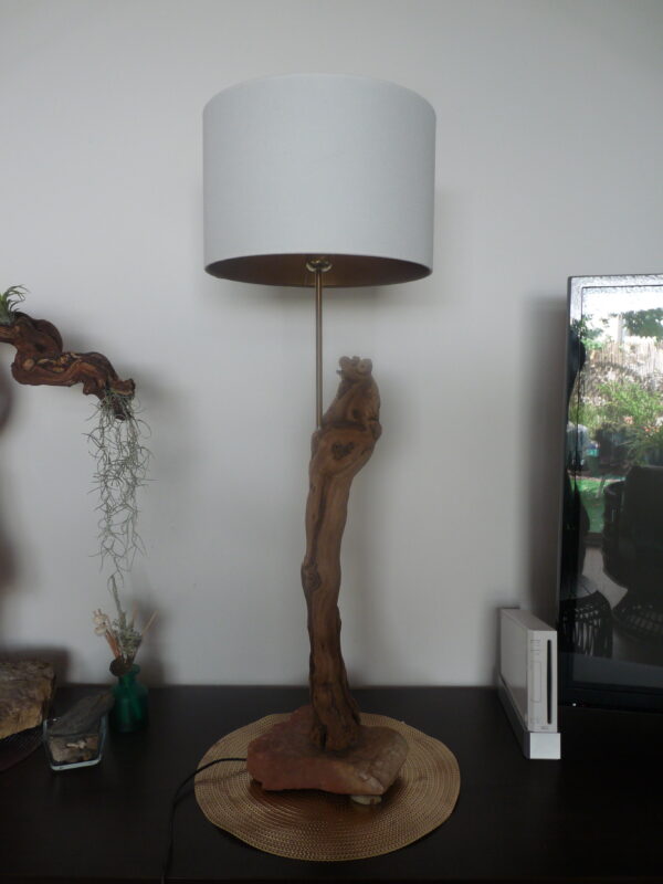 lampe en bois flotté avec abat jour recyclé (vendu sans ampoule)